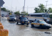 Cae taxi en una coladera con todo y pasaje dejando solo daños