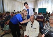Entrega Aída Féres de Nader Aparatos Auditivos a Personas con Discapacidad
