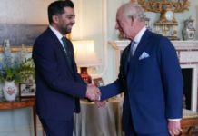 Foto de Príncipe Harry en salón del Rey Charles es reeditada tras viralizar