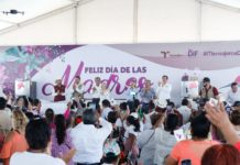 Consienten Américo y María a miles de mamás en su día