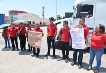 Protestan empleados de Office Depot para exigir utilidades justas