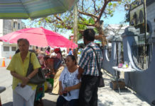 Larga fila forman abuelitos para ir por pensión, algunos se sintieron mal