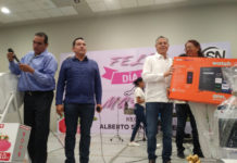 Festeja a las mamás el regidor Alberto Sánchez Neri
