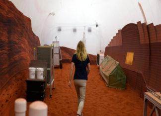 Ella es Kelly Haston, la bióloga que pasará un año en Marte (o en algo parecido)