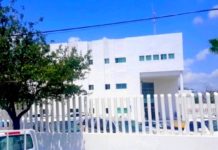 Policías detienen a sujeto por alterar el orden y molestar a las personas