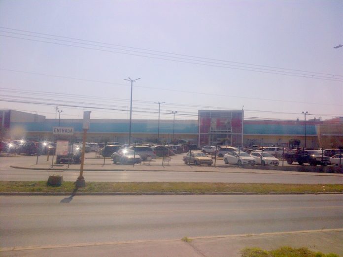 Rateros vuelven a robarse unidad en estacionamiento de centro comercial