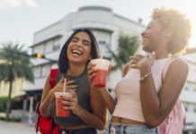 “Estar con amigos nos salva… Genera endorfinas, que son el mejor medicamento antidepresivo. Y es gratis”