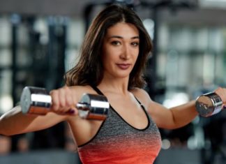 Por qué levantar pesas es fundamental para las mujeres antes y después de la menopausia (más que los ejercicios de movilidad)