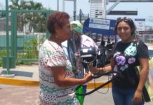 Rosa Isela y su mamá llevan ventilador al Canseco ante falta de aire acondicionado