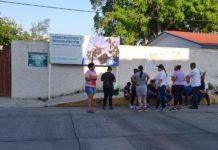 Madrugan padres de familia y cierran la primaria Rébsamen