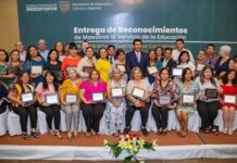 Reconoce Alcalde Mario López a maestras y maestros con 30 y 40 años de servicio en la educación.