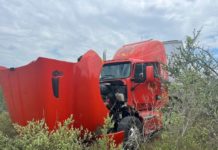 Tractocamión se sale de carretera y ddeja daños en municipio de González