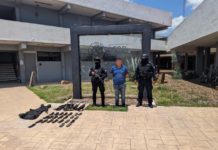 Guardia Estatal detiene a civil que transportaba armamento en una maleta