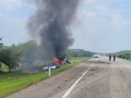 Arde tráiler tras sufrir accidente y sale lesionado conductor