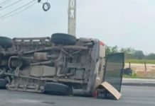 Accidente con volcadura deja cuantiosos daños y caos vehicular
