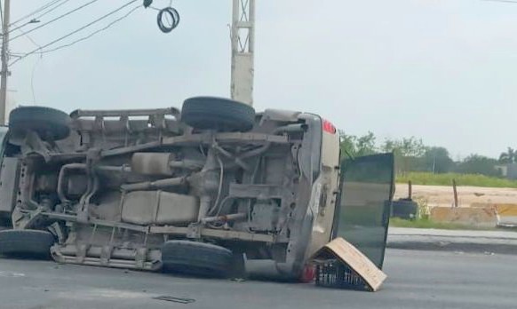 Accidente con volcadura deja cuantiosos daños y caos vehicular (1)