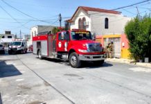 Bomberos acuden a sofocar un incendio en una vivienda que dejó solo daños