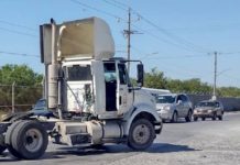 Choca tráiler y motocicleta dejando un lesionado y daños en sector maquilador