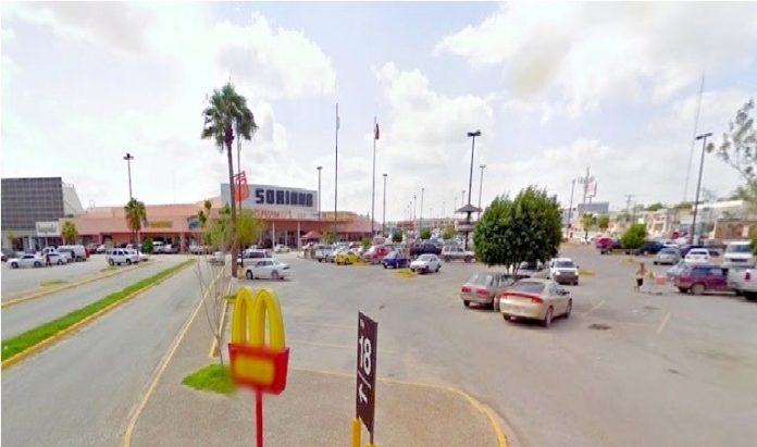 Detienen a mujer en tienda por no pagar mercancía
