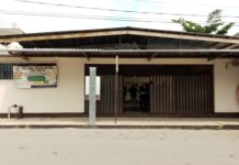 Niños toman clases entre el calor