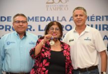 Entrega Chucho Nader Medalla al Mérito Educativo a la Docente Tere Cruz Oviedo