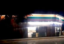 Ratero amaga a empleados con arma blanca para asaltar tienda