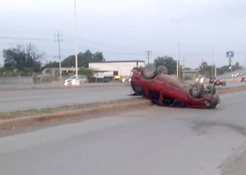 Vuelca unidad en carretera Río Bravo a Reynosa dejando solo daños