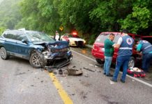 Chocan dos camionetas dejando daños en carretera Federal 85 Victoria-Monterrey
