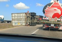 Se vuelca tráiler con varias toneladas de fertilizante
