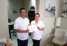 Mario Iván Aguirre Martínez entregó reconocimiento a Elvia Holguera Altamirano