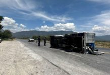 Volcadura deja dos lesionados y daños en carretera Federal 101