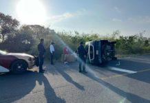 Vuelca unidad en carretera Estatal 113 en Aldama