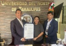 Rector Francisco Chavira Martínez entrega emotivos títulos profesionales en graduación de la Universidad del Norte de Tamaulipas en Nuevo Laredo