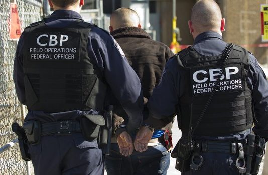 Detienen en puente a sujeto buscado por delitos contra un menor