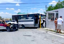 Aparatoso accidente deja cuantiosos daños materiales y caos vial