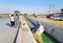 Cae unidad a dren de aguas negras y deja daños materiales