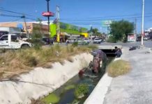 Cae unidad en dren de aguas negras y salen lesionados