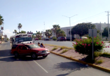 Choca transporte público y camioneta sobre boulevard Morelos dejando solo daños
