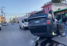 Choque con volcadura deja daños en la conocida calle del “Charco”