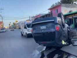 Choque con volcadura deja daños en la conocida calle del “Charco”