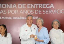 Entregan medallas por hasta 50 años de servicio y uniformes a trabajadores de la Secretaría de Salud