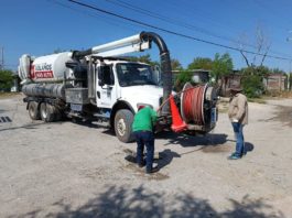 Atienden Obras Públicas y COMAPA de Reynosa reportes del drenaje sanitario