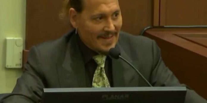 Johnny Depp pide préstamo