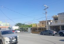 Pesada unidad arranca cables de CFE y deja sin energía eléctrica a comercios