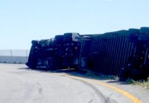 Vuelca tráiler en el “viaducto de la Muerte”