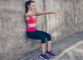 Sentadillas contra la pared y plancha sobre el piso, dos sencillos ejercicios que te bajan la presión arterial