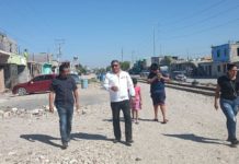 Alcalde de Reynosa atiende solicitud de ciudadanos por problemas de pavimento y servicios en la colonia Ferrocarril Poniente