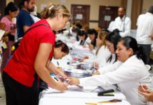 Continúa entrega de tarjetas de Becas Municipales en Reynosa