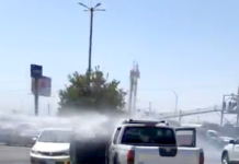 Bomberos acuden a conato de incendio en estacionamiento de centro comercial