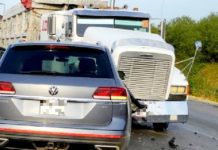 Chocan tráileres contra autos de la Volkswagen dejando daños y caos vial